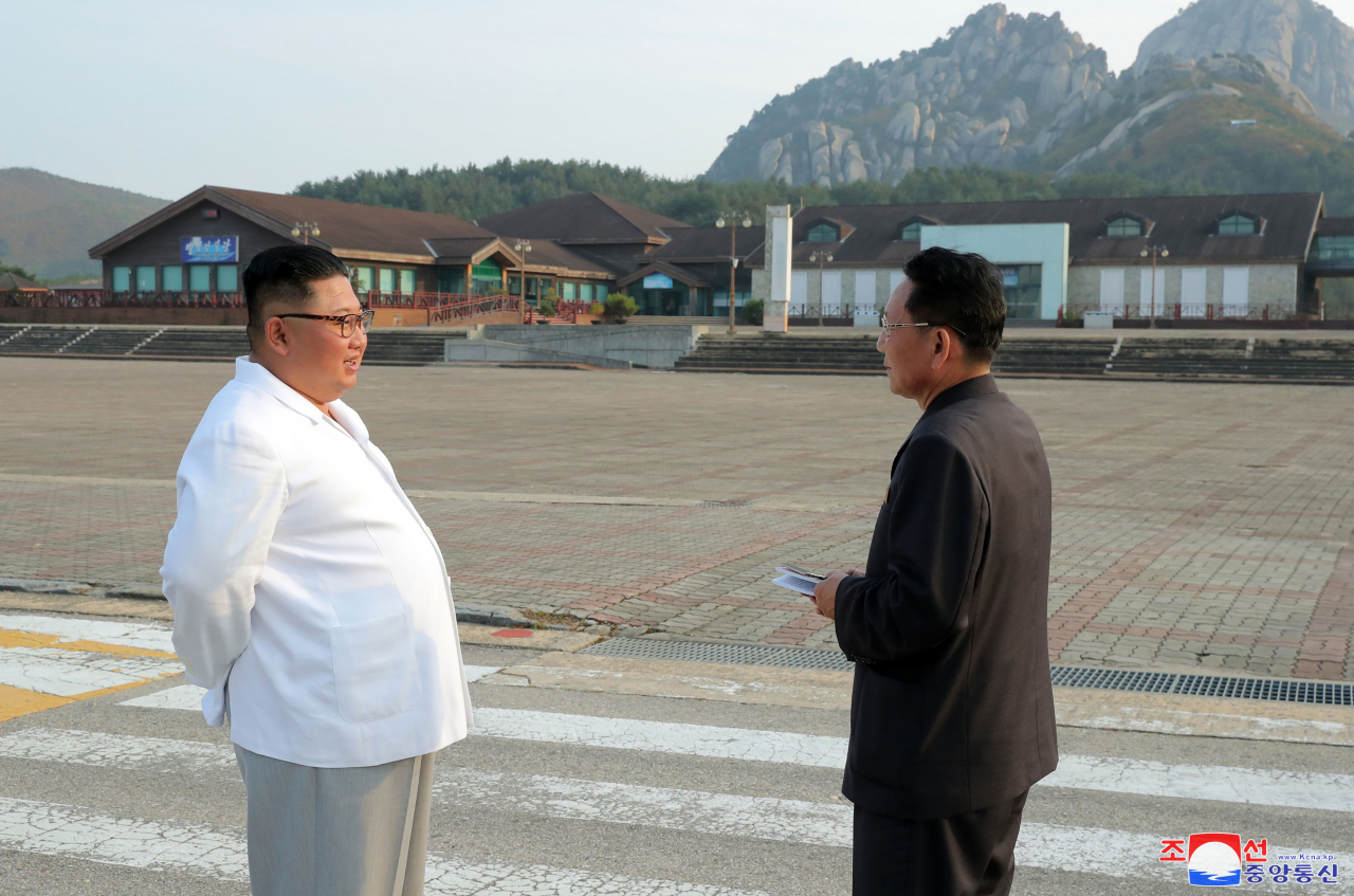 김정은 북한 국무위원장이 금강산 관광지구를 현지 지도하고 금강산에 설치된 남측 시설 철거를 지시했다고 조선중앙통신이 23일 보도했다. [연합]