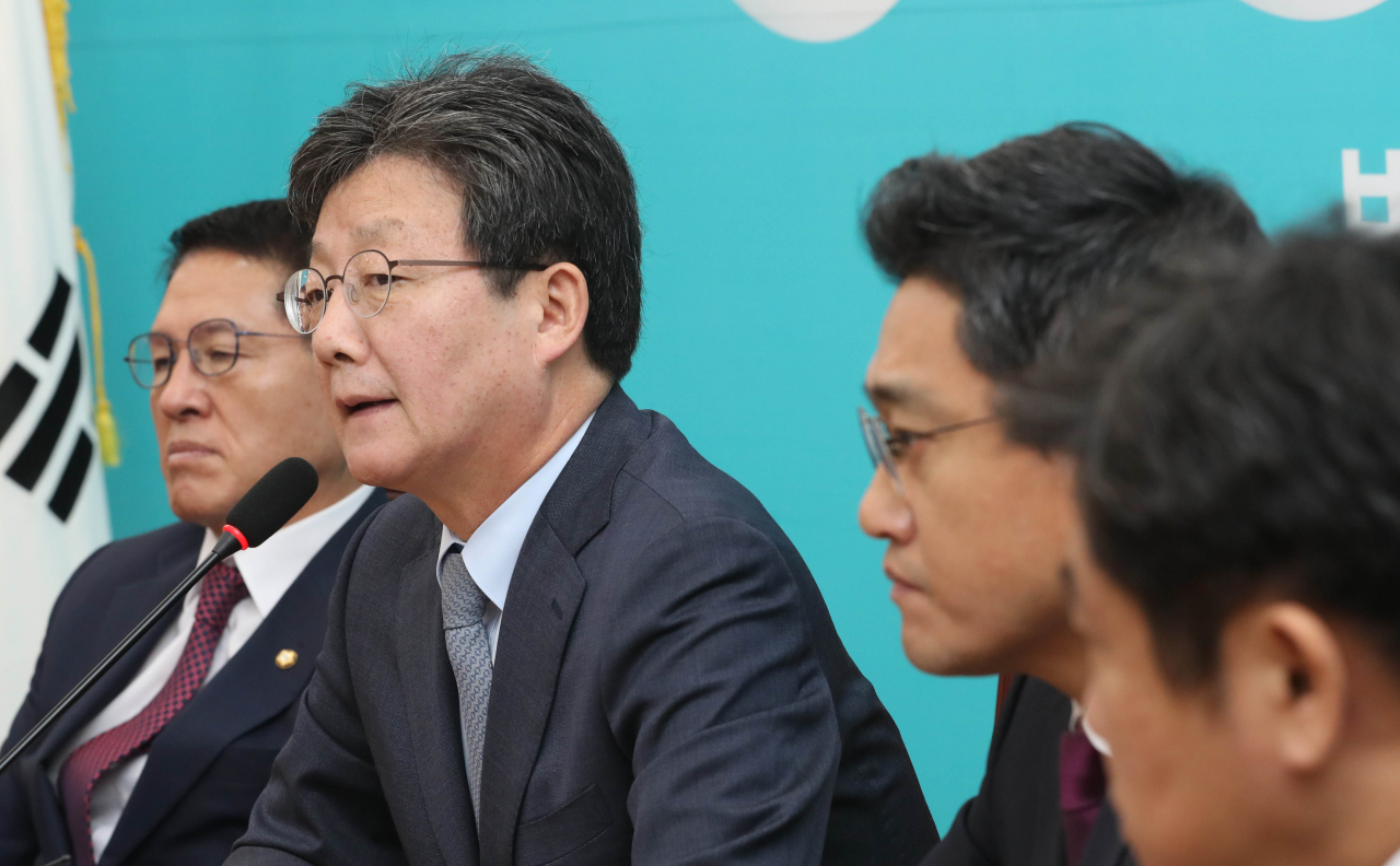 바른미래당내 비당권파 모임 '변화와 혁신을 위한 행동'(변혁) 대표인 유승민 의원이 23일 오전 국회에서 열린 '변혁' 의원 비상회의에서 발언하고 있다. 연합뉴스