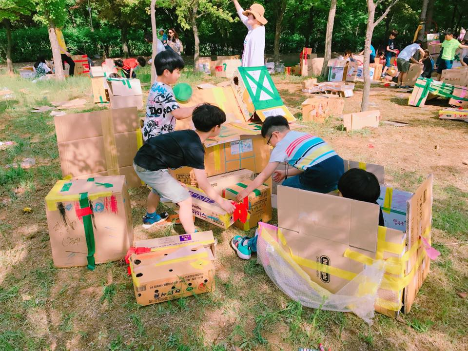 아이들이 직접 만들고 자유롭게 노는 창의 놀이 활동 모습. [성동구 제공]
