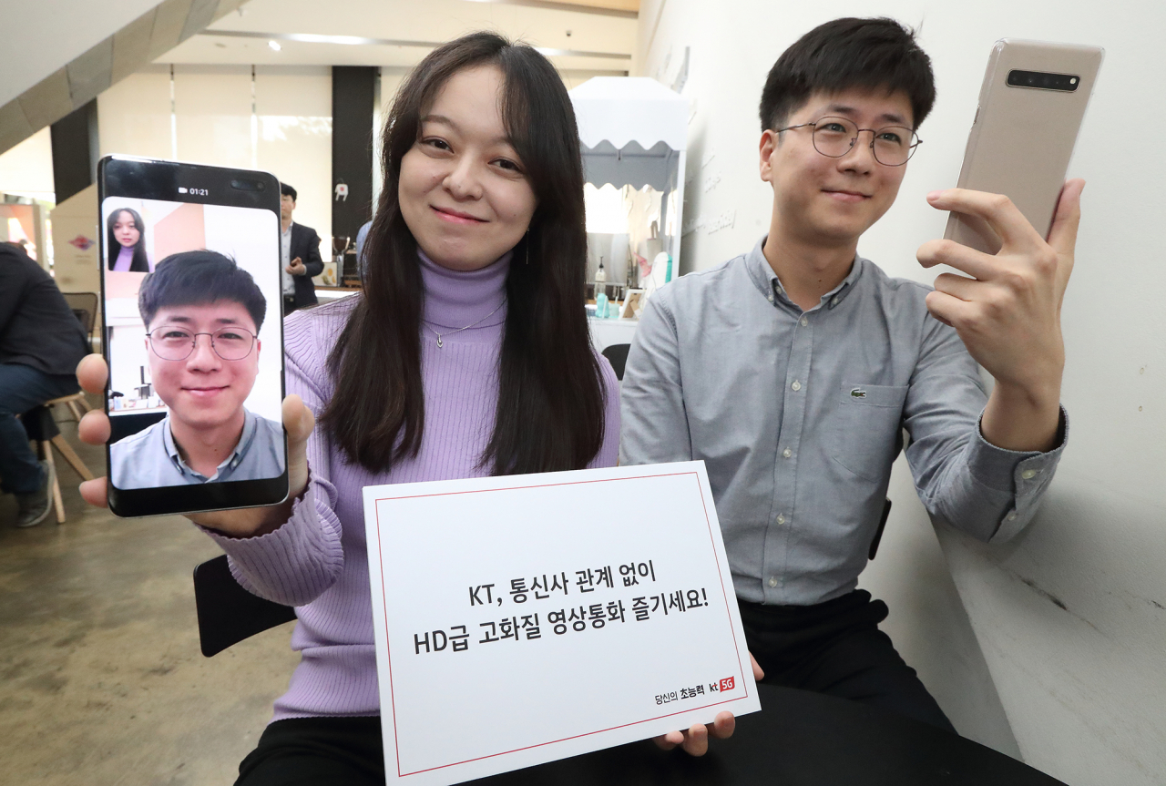 KT는 23일 5G·LTE에서 제공하는 HD급 고화질 영상 통화 서비스를 통신 3사 간 연동하고, 통신사 관계 없이 고화질 영상통화 서비스를 제공한다고 밝혔다. KT 직원들이 영상 코덱인 HEVC가 적용된 HD급 고화질 영상통화 서비스를 이용하고 있다.[KT 제공]