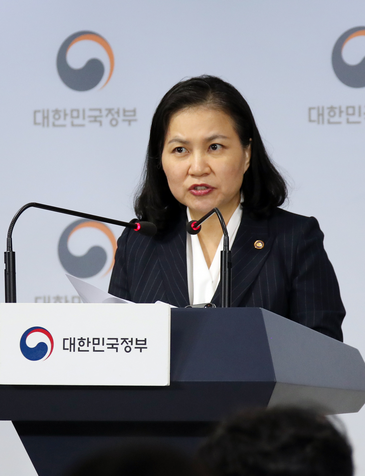 유명희 통상교섭본부장이 22일(현지시간) 미국을 방문해 한국의 세계무역기구(WTO) 내 개발도상국 지위 유지 여부와 관련해 한국 농업무문의 민감성을 설명했지만, 미국은 경제 발전도가 높은 국가가 WTO에서 개도국 지위를 누리는 것이 부당하다는 입장을 고수했다. 사진은 지난달 11일 일본 수출제한을 WTO에 제소한다고 밝히는 유 본부장. [연합]