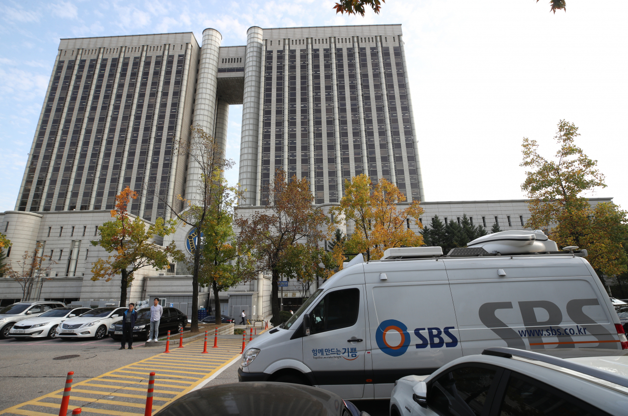 조국 전 법무부 장관의 부인 정경심 동양대 교수의 구속 전 피의자 심문(영장실질심사)을 하루 앞둔 22일 서울 서초구 서울중앙지법에 방송 중계차가 대기하고 있다. 연합뉴스