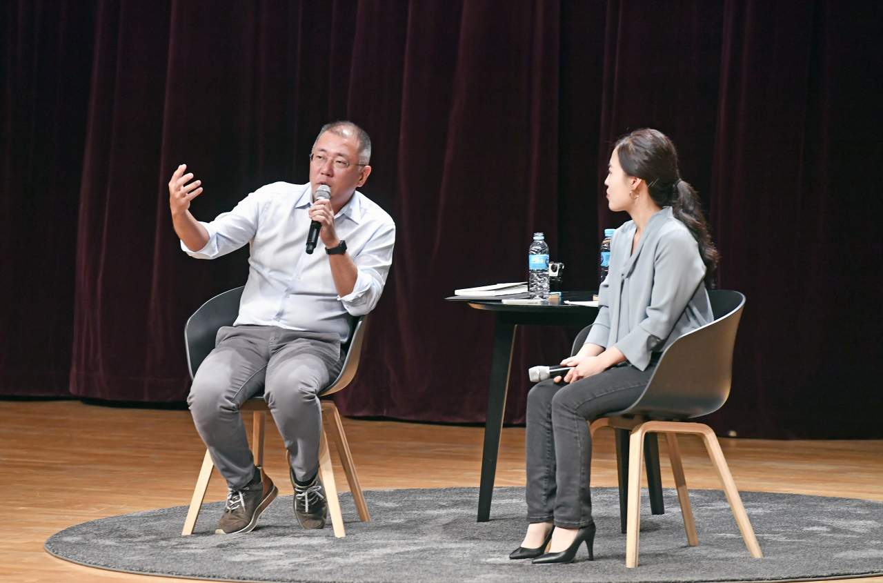 정의선(왼쪽) 현대차그룹 수석 부회장이 지난 22일 본사 2층 대강당에서 진행된 타운홀 미팅 중 질의응답을 하고 있다. [현대차 제공]