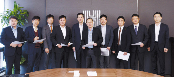 (왼쪽부터)전창협 헤럴드경제 편집국장, 김희수 에프앤가이드 상무, 신동준 금투협 자산운용서비스본부장, 라성채 한국거래소 유가증권시장본부 상무, 이경식 금감원 자산운용감독국장, 신진영 심사위원장, 손영채 금융위 자본시장과장, 황세운 자본연 연구위원, 정승화 예탁원 국제펀드본부장, 김필수 IB증권섹션 에디터. [이상섭 기자/babtong]