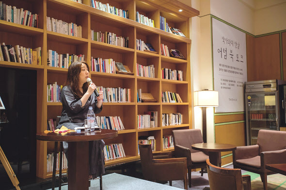 유명 베스트셀러 작가나 제주지역과 소통하는 작가들을 초청해 매주 금요일 라운지S에서 담소를 나누는 제주 신라호텔의 어텀 북토크.