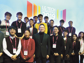 구광모(앞줄 왼쪽 세번째) LG그룹 회장이 올초 ‘LG 테크 컨퍼런스’에 참석해 임직원들과 기념촬영하고 있는 모습. [LG 제공]