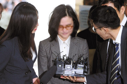 조국(54) 전 법무부 장관의 부인 정경심(57) 동양대 교수가 23일 오전 영장실질심사를 받기 위해 서울중앙지법으로 들어가고 있다. 정 교수가 이번 조국 사태와 관련해 언론에 모습을 보인것은 이번이 처음이다. 이상섭 기자/babtong@