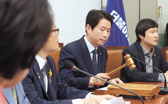 이인영 더불어민주당 원내대표가 23일 오전 국회에서 열린 최고위원회의에서 의사봉을 두드리고 있다. [연합]