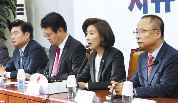 나경원 자유한국당 원내대표가 23일 오전 국회에서 열린 원내대표-중진의원 회의에서 발언하고 있다. [연합]