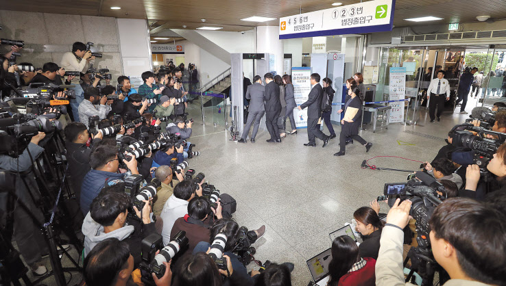조국 전 법무부 장관의 부인 정경심 동양대 교수가 23일 오전 서울 서초구 서울중앙지법에서 열린 영장실질심사에 출석하기 위해 법정으로 향하고 있다. [연합]
