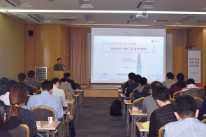 이건석 조달기획팀장이 파트너사 임직원을 대상으로 교육을 진행중이다. [롯데건설 제공]