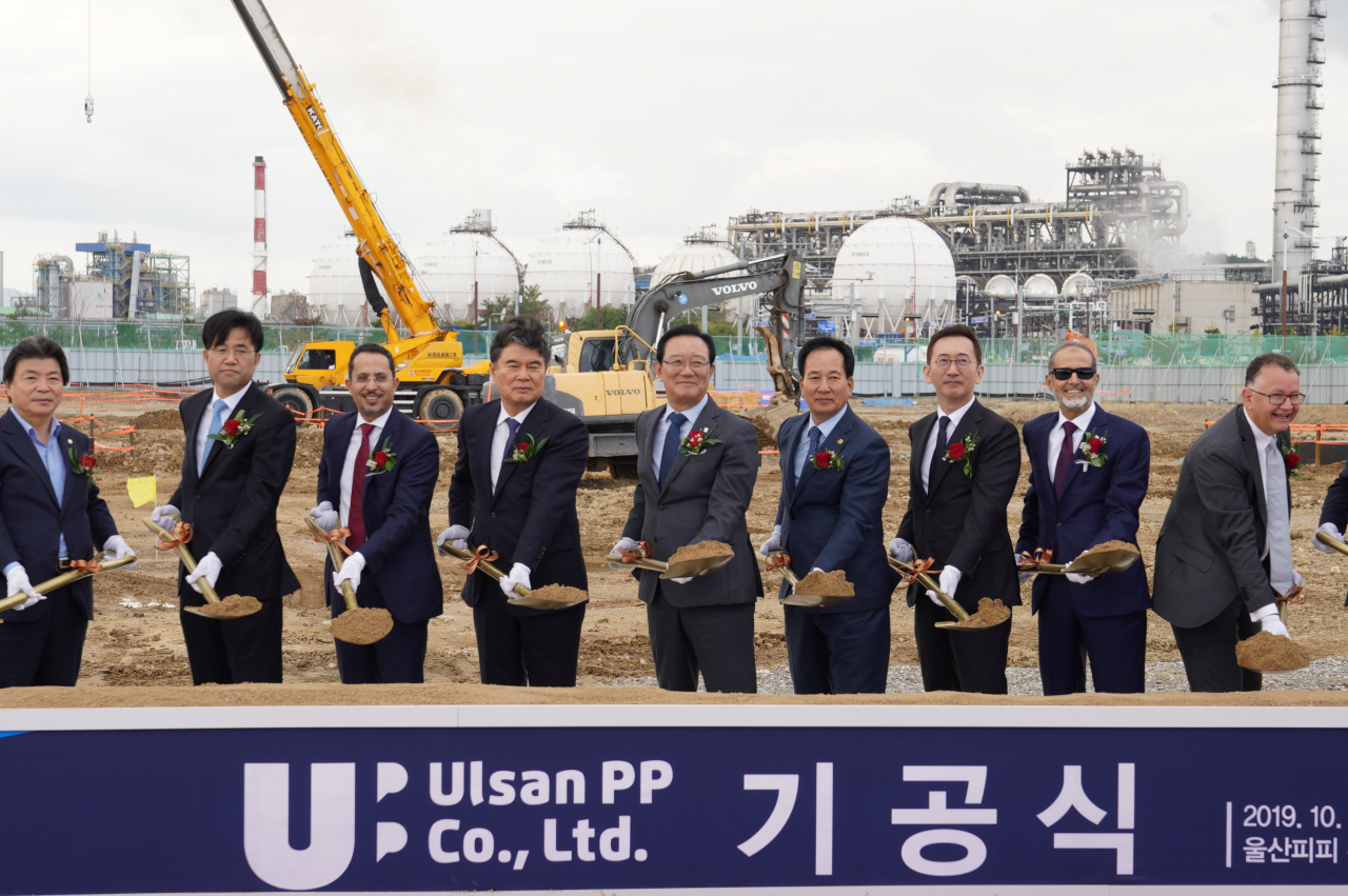 SK어드밴스드와 폴리미래가 합작 투자로 성사시킨 울산피피 폴리프로필렌 공장 신설 기공식이 22일 울산신항 배후단지에서 열렸다. 송철호 울산시장(가운데),윤병석 SK가스 사장,조 호인키즈 울산피피대표이사, 장가드보아 라이온델바젤사 부사장 등이 기공 시삽 퍼포먼스를 하고 있다.