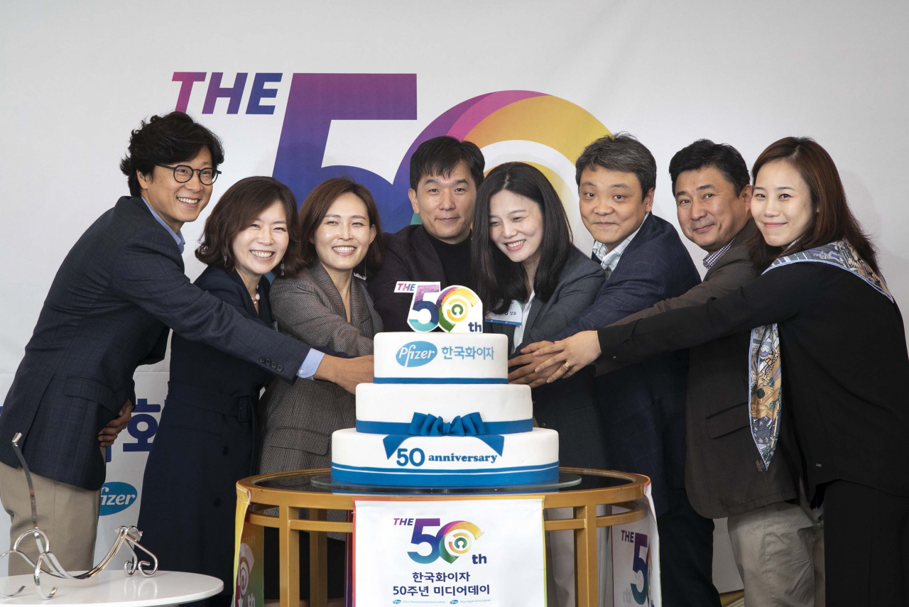 한국화이자 50주년 축하 케이크 커팅 [사진=백지현 포토그래퍼, 한국화이자 제공]