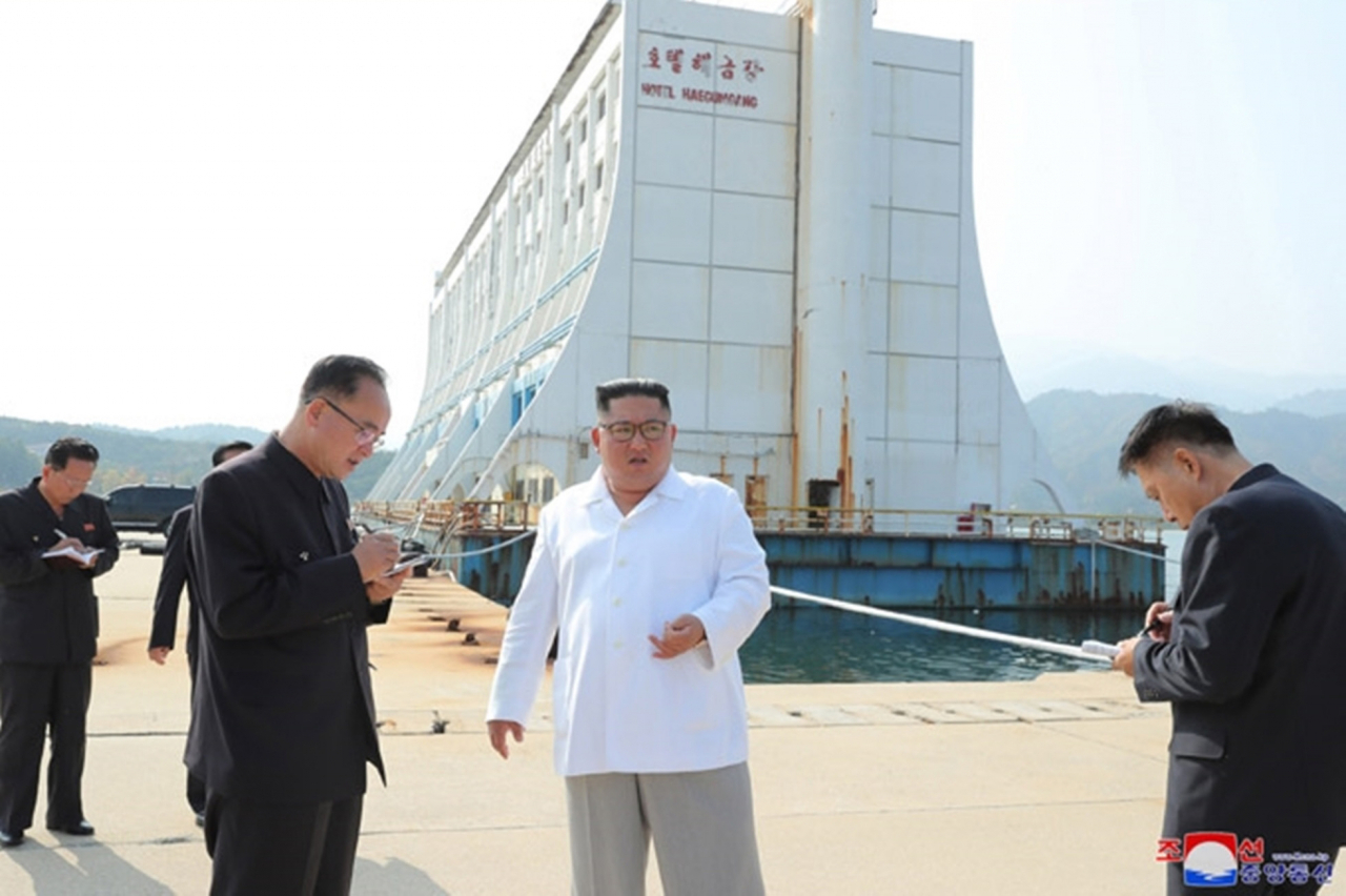 김정은 북한 국무위원장이 금강산관광지구를 현지지도하고 금강산에 설치된 남측 시설 철거를 지시했다고 조선중앙통신이 23일 보도했다. 조선중앙통신이 공개한 금강산관광지구 사진. 연합뉴스