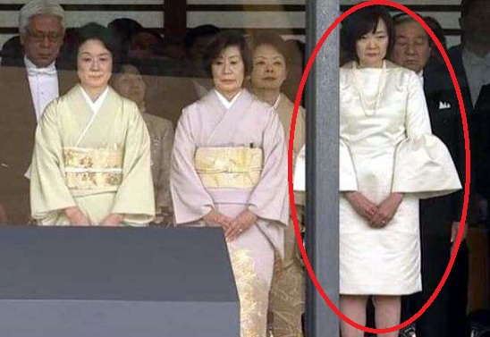 나루히토 일왕 즉위식에서 부적절한 드레스 코드를 선보였다는 이유로 논란이 되고 있는 아베 신조 총리의 부인인 아키에(빨간색 타원내) 여사 모습. [유튜브 캡처]
