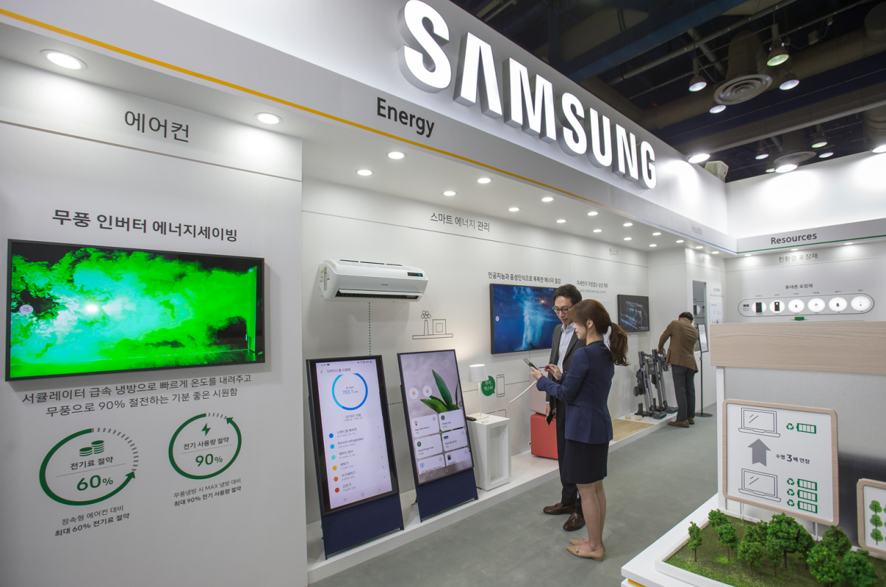 23일 서울 코엑스에서 열린 ‘2019 대한민국 친환경대전’에서 삼성전자 직원이 가전제품의 에너지 사용량과 전기료를 손쉽게 관리할 수 있도록 도와주는 ‘스마트싱스 에너지 서비스’를 시연하고 있다.[삼성전자 제공]