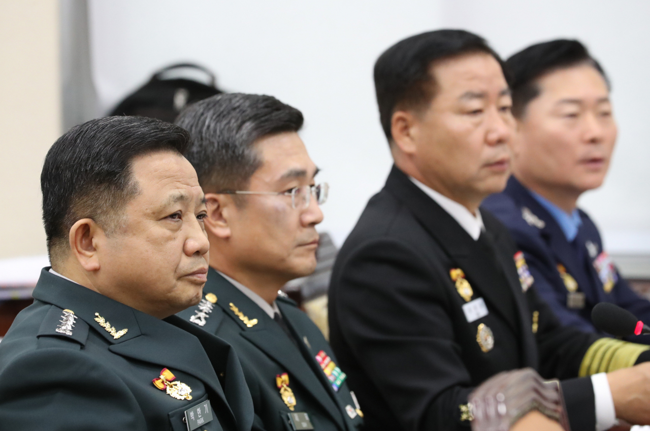 박한기 합참의장(왼쪽), 서욱 육군참모총장, 심승섭 해군참모총장, 원인철 공군참모총장이 21일 열린 국방위 국정감사에 출석해 있다.[연합]