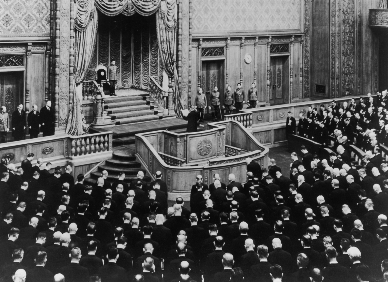 일본의회 50주년 기념식에서 의원들의 인사를 받는 히로히토[사진제공=게티이미지]