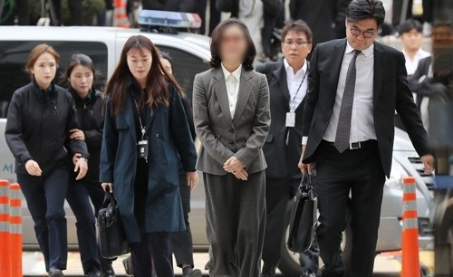 정경심 교수가 23일 영장심사를 받기 위해 서울 서초구 법원종합청사로 들어서고 있다. [연합]
