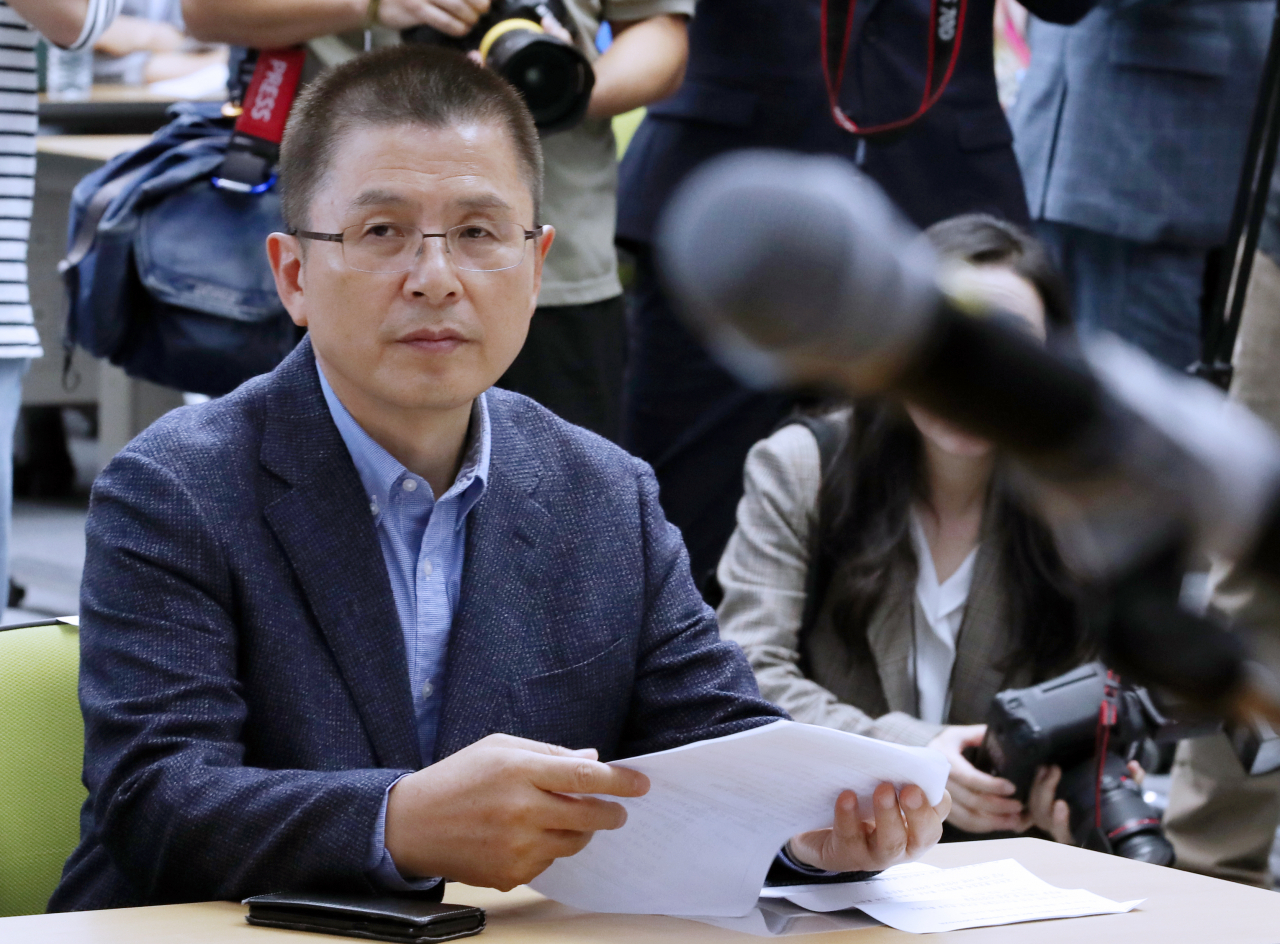 황교안 자유한국당 대표가 지난 23일 오후 부산 부경대학교 용당캠퍼스에서 열린 '저스티스 리그 공정 세상을 위한 청진기 투어' 대입제도 관련 경청 간담회에 참석해 있다. [연합]