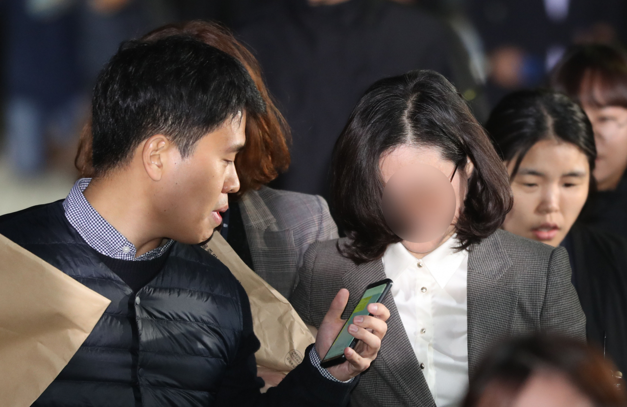 조국 전 법무부 장관의 부인 정경심 동양대 교수가 23일 오후 서울 서초구 서울중앙지법에서 영장실질심사를 마친 뒤 취재진의 질문을 받으며 호송차로 향하고 있다. 연합뉴스