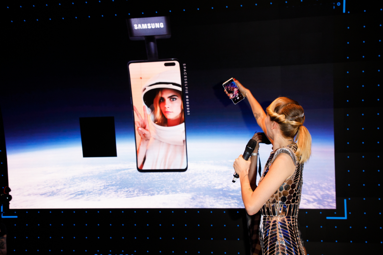 지난 23일(현지시간) 영국 런던 '삼성 킹스크로스(Samsung KX)'에서 진행된 '스페이스 셀피' 런칭 행사에서 영국 모델 겸 배우 카라 델레바인(Cara Delevingne)이 자신의 스페이스 셀피 사진을 공개하고 있는 모습. [삼성전자 제공]