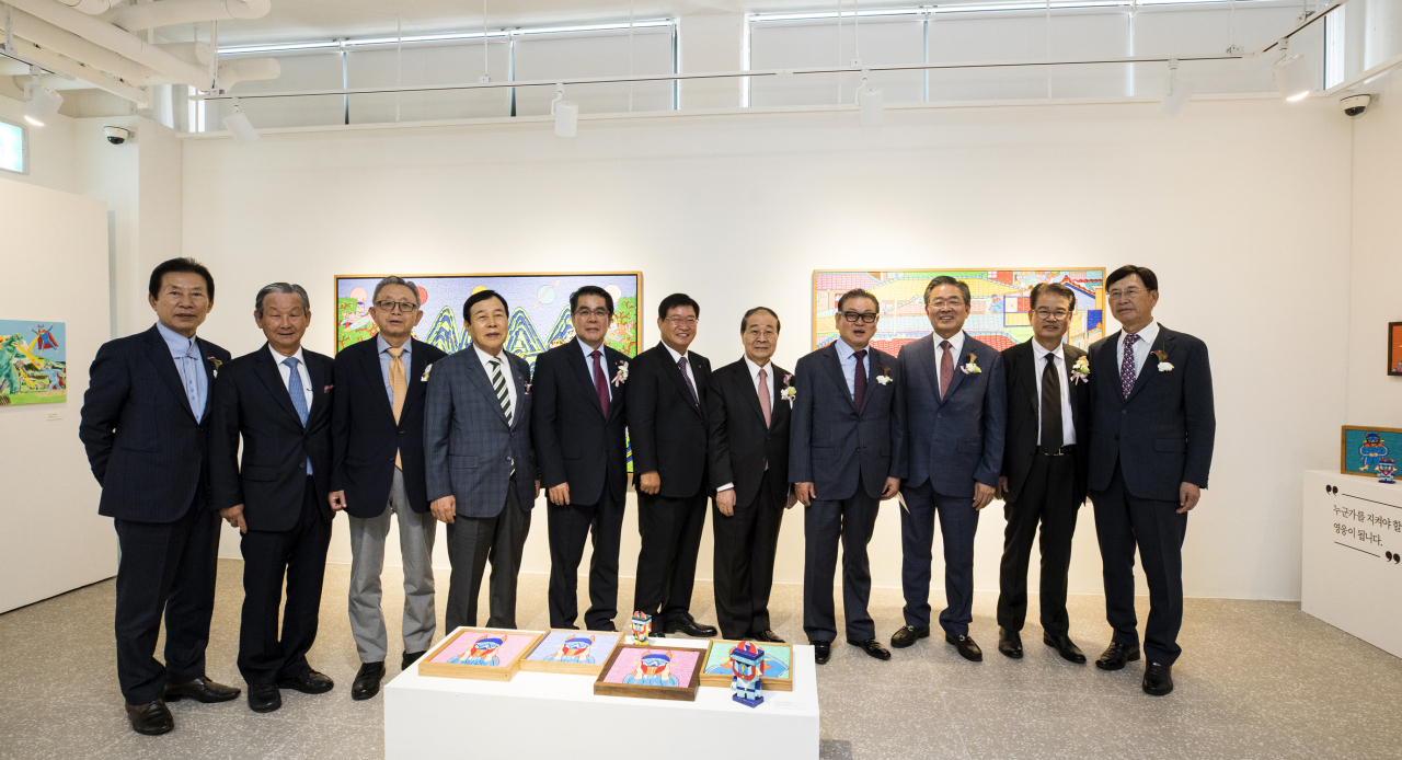 권홍사 반도건설 회장(오른쪽 네번째)이 22일 경기 화성 '동탄역 카림애비뉴 2차'에서 열린 '아이비라운지' 개관식에서 관계자들과 기념 촬영을 하고 있다. [반도건설 제공]