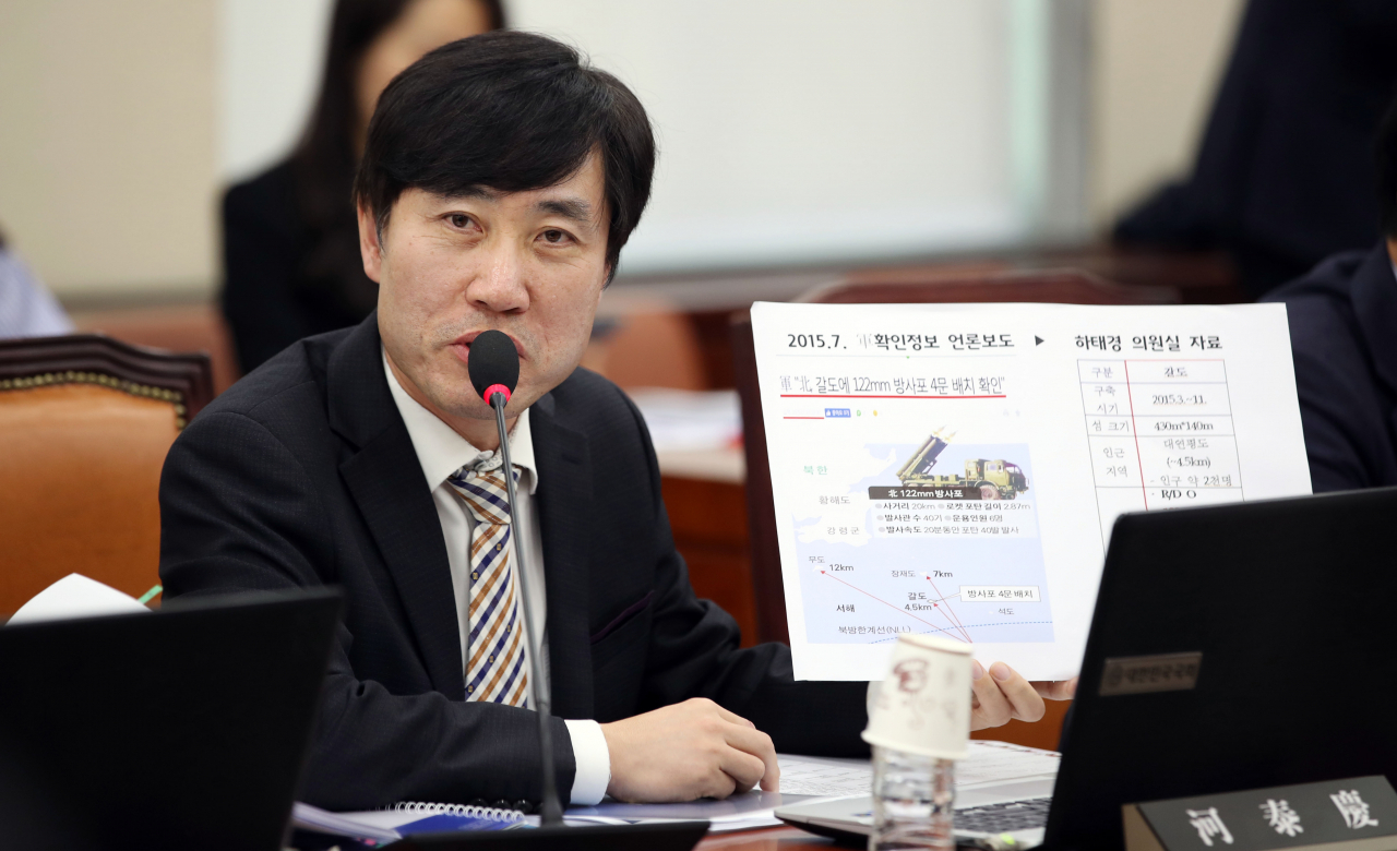 하태경 바른미래당 의원이 21일 국회에서 열린 국방위 국정감사에서 질의하고 있다. [연합]