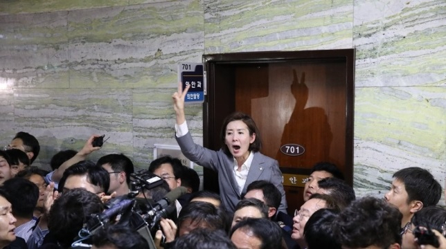 지난 4월 25일 자유한국당 나경원 원내대표와 의원들이 국회 의안과 앞에서 국회 경호권발동으로 진입한 국회 경위들과 몸싸움을 하며 헌법수호를 외치고 있다. [사진=연합]