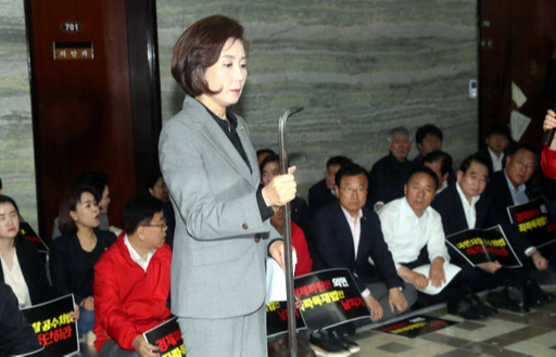 지난 4월 26일 자유한국당 나경원 원내대표가 아침 열린 긴급 의원총회에서 의안과 문을 열려고 할때 사용한 쇠 지렛대(빠루)를 들고 있다. [사진=연합뉴스]