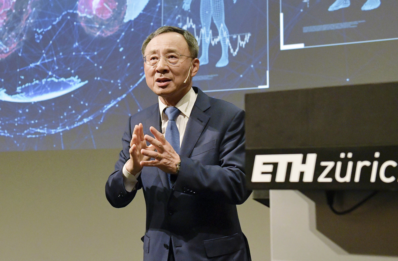 황창규 KT 회장이 22일(현지시간) 스위스 취리히에 위치한 취리히 연방공대(ETH Zurich)에서 ‘5G, 번영을 위한 혁신(5G, Innovation for Prosperity)’을 주제로 특별강연을 하고 있다. 이번 강연은 취리히 연방공대가 2014년부터 주관하고 있는 ‘글로벌 특강’ 프로그램의 일환으로 아시아인으로써는 최초의 단독 강연이기도 하다. [KT 제공]