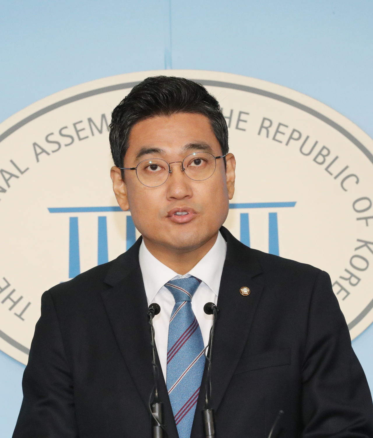 바른미래당 비당권파 모임인 '변화와 혁신을 위한 비상행동' 소속 오신환 원내대표가 24일 국회 정론관에서 손학규 당 대표 '당비 대납' 의혹 관련 철저 수사를 촉구하는 성명서를 발표하고 있다. [연합]