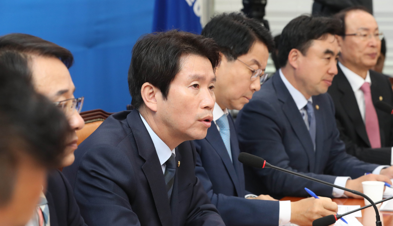더불어민주당 이인영 원내대표가 24일 국회에서 열린 정책조정회의에서 발언하고 있다. 연합뉴스