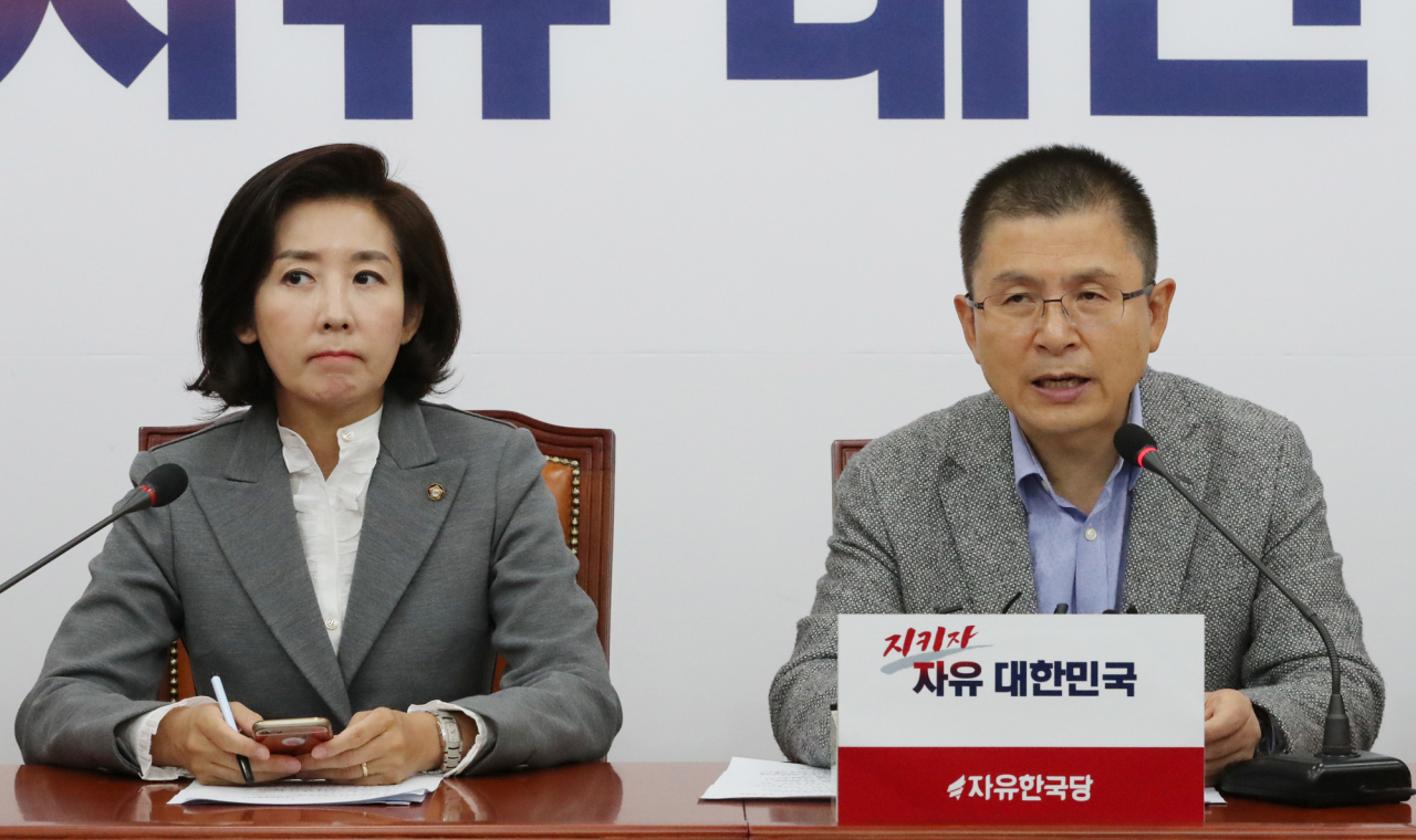 황교안 자유한국당대표가 24일 오전 국회에서 열린 최고위원회의에서 발언하고 있다. [연합]