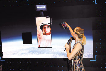 지난 23일(현지시간) 영국 런던 ‘삼성 킹스크로스(Samsung KX)’에서 진행된 ‘스페이스 셀피’ 런칭 행사에서 영국 모델 겸 배우 카라 델레바인(Cara Delevingne)이 자신의 스페이스 셀피 사진을 공개하고 있는 모습. [삼성전자 제공]