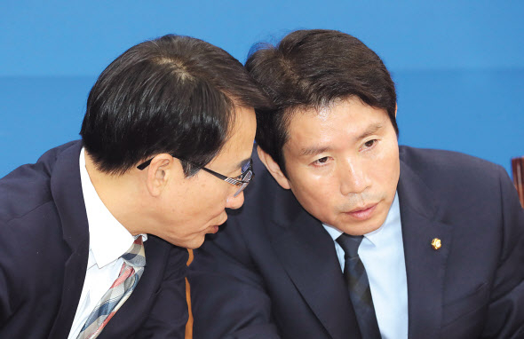 더불어민주당 이인영 원내대표(오른쪽)와 이원욱 원내수석부대표가 24일 국회에서 열린 정책조정회의에서 이야기하고 있다. [연합]