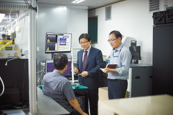 삼양화학공업 분석기기연구소 연구원들이 입도분포측정기의 성능을 점검하고 있다. [삼양화학공업 제공]