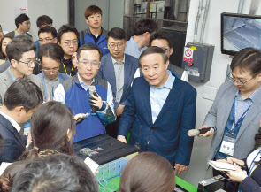 삼성SDI 전영현 사장(가운데 오른쪽)과 허은기 전무(가운데 왼쪽)가 삼성SDI 울산사업장 안전성 평가동에서 실시한 소화시스템 시연에 참석해 ESS 안전성 대책에 대해 설명하고 있다.