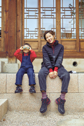 블랙야크 우먼스 캠페인 화보. 방송인 김나영과 아들 신우.[블랙야크 제공]
