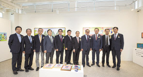 권홍사 반도건설 회장(오른쪽 네번째)이 22일 경기 화성 ‘동탄역 카림애비뉴 2차’에서 열린 ‘아이비라운지’ 개관식에서 관계자들과 기념 촬영을 하고 있다. [반도건설 제공]