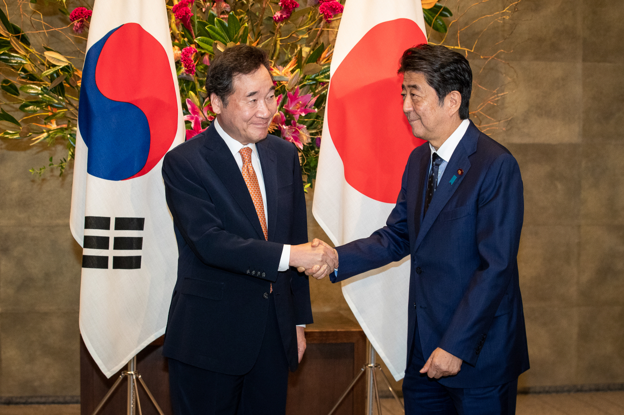 이낙연 국무총리가 24일 오전 일본 도쿄(東京) 총리관저에서 아베 신조(安倍晋三) 총리와 악수하고 있다. ［연합］