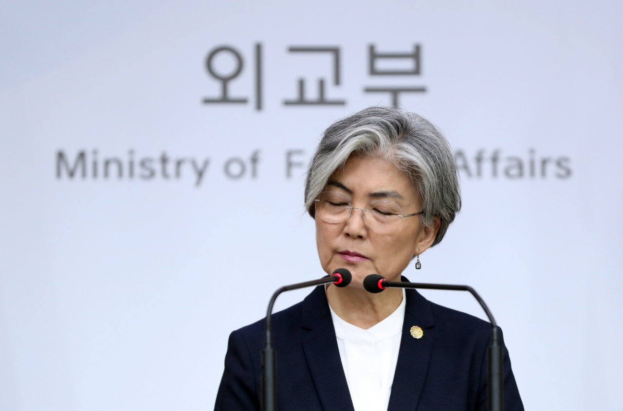 강경화 외교부 장관이 24일 오전 서울 종로구 외교부에서 열린 내신 기자 브리핑에서 한일 관계 및 북미협상 전망에 대해 질문받고 있다. [연합]