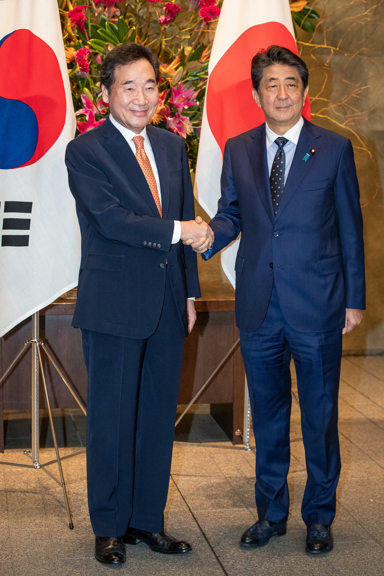 이낙연 국무총리가 24일 오전 일본 도쿄(東京) 총리관저에서 아베 신조(安倍晋三) 총리와 악수하고 있다. 연합뉴스