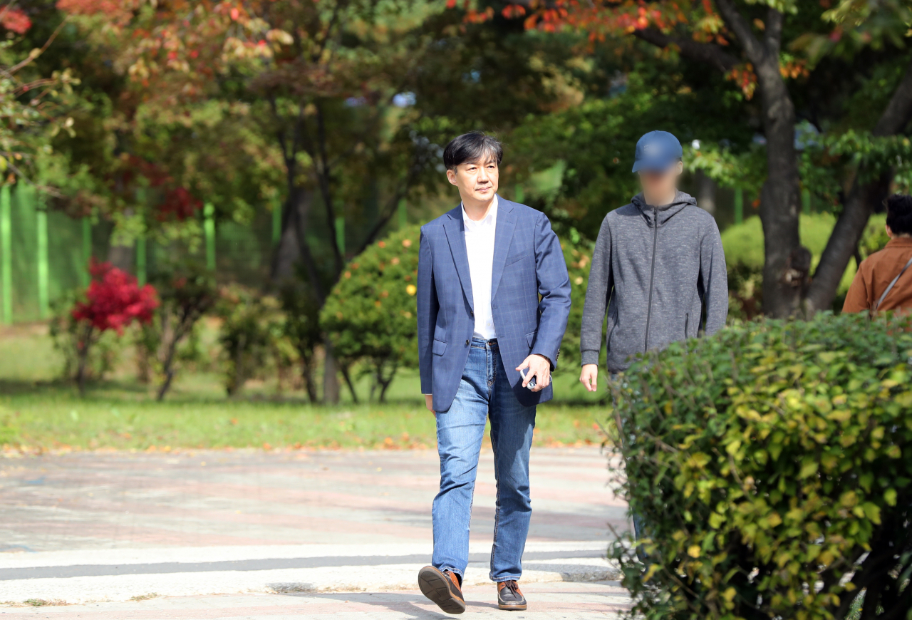 조국 전 법무부 장관이 24일 부인인 정경심 교수의 접견을 마치고 의왕시 서울구치소를 나서고 있다. [연합]