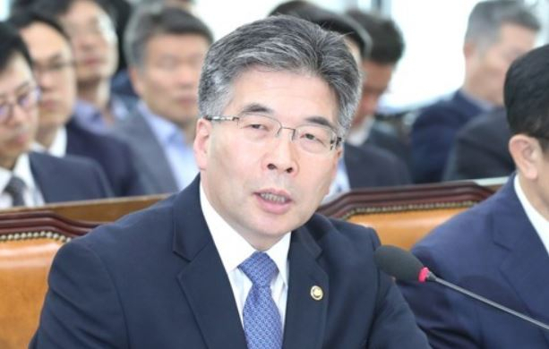 민갑룡 경찰청장이 24일 오전 국회에서 열린 행정안전위원회의 행정안전부, 중앙선거관리위원회, 인사혁신처, 경찰청, 소방청 등의 종합국정감사에서 의원 질의에 답변하고 있다. [연합뉴스]
