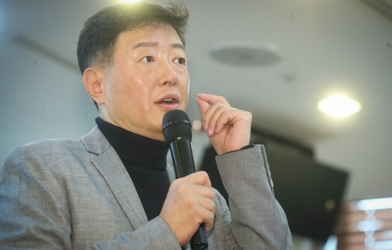 김난도 서울대 교수가 24일 서울 중구 프레스센터에서 '트렌드 코리아 2020' 을 발표하고 있다. 사진=연합뉴스