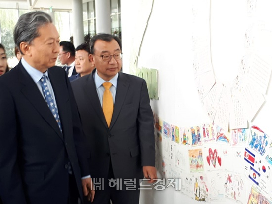 2019순천평화포럼에 참석한 하토야마 전 총리(사진 왼쪽)가 순천 국제습지센터에서 학생들이 그린 그림을 관람하고 있다. 사진 오른쪽 인물은 이정현 국회의원. 박대성기자/parkds@heraldcorp.com