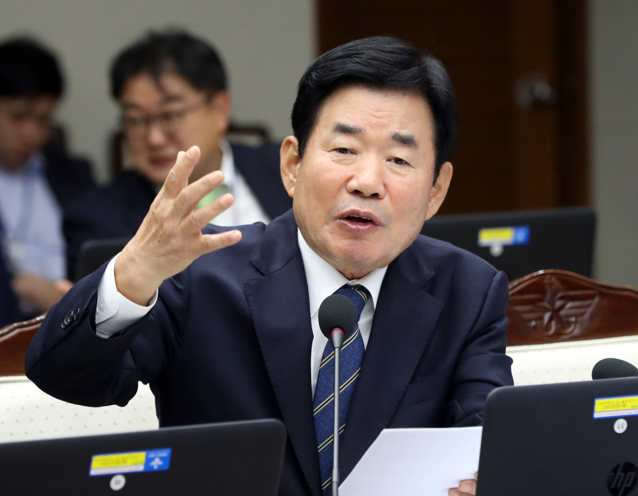 더불어민주당 김진표 의원이 2일 서울 용산구 국방부청사에서 열린 국회 국방위원회의 국방부 국정감사에서 정경두 국방장관에게 질의하고 있다. 연합뉴스