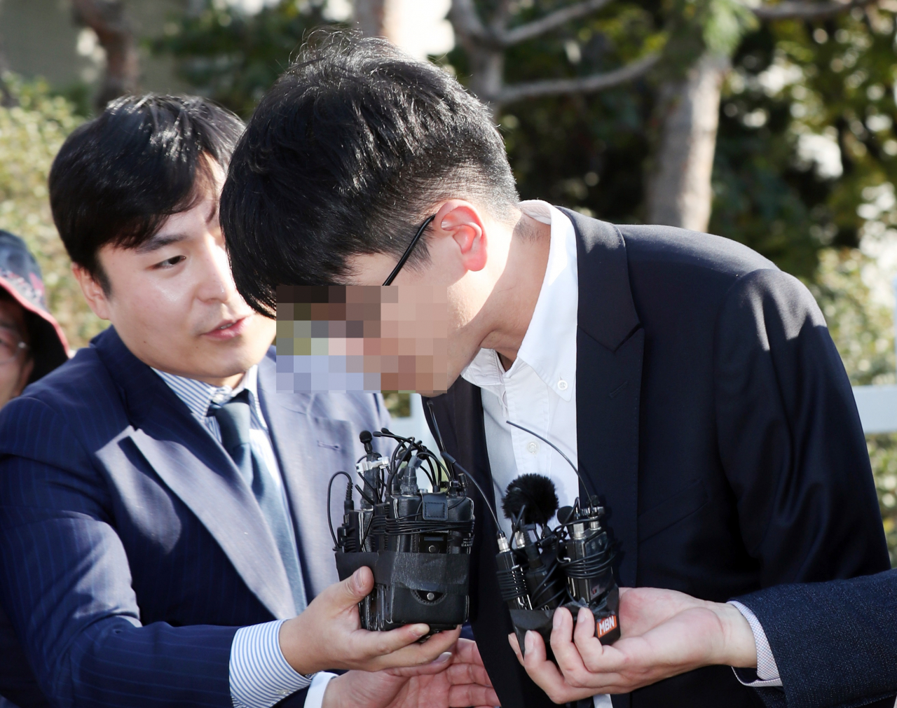 이재현 CJ그룹 회장의 장남 선호씨가 24일 오후 인천시 미추홀구 인천구치소를 나와 소감을 묻는 취재진의 질문에 고개를 숙여 답하고 있다. [연합]
