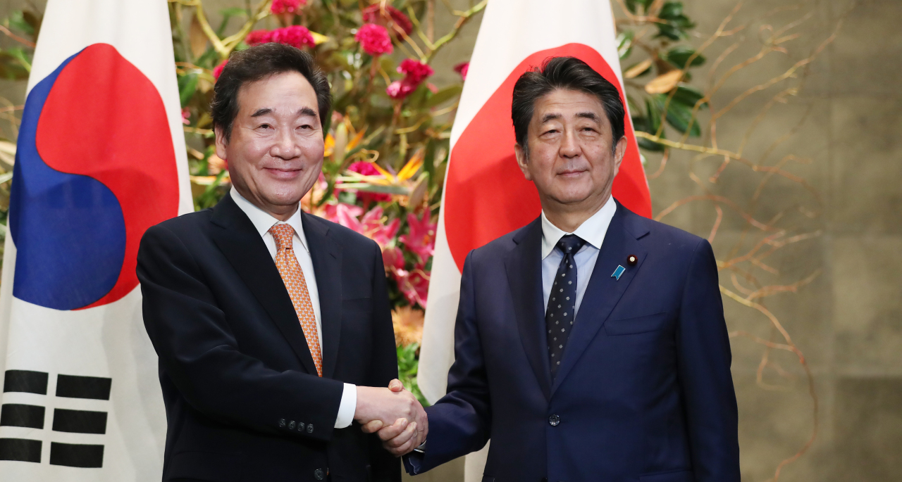 Prime Minister Lee Nak-yon and Japanese Prime Minister Shinzo Abe pose for a photograph in Tokyo on Thursday. Yonhap